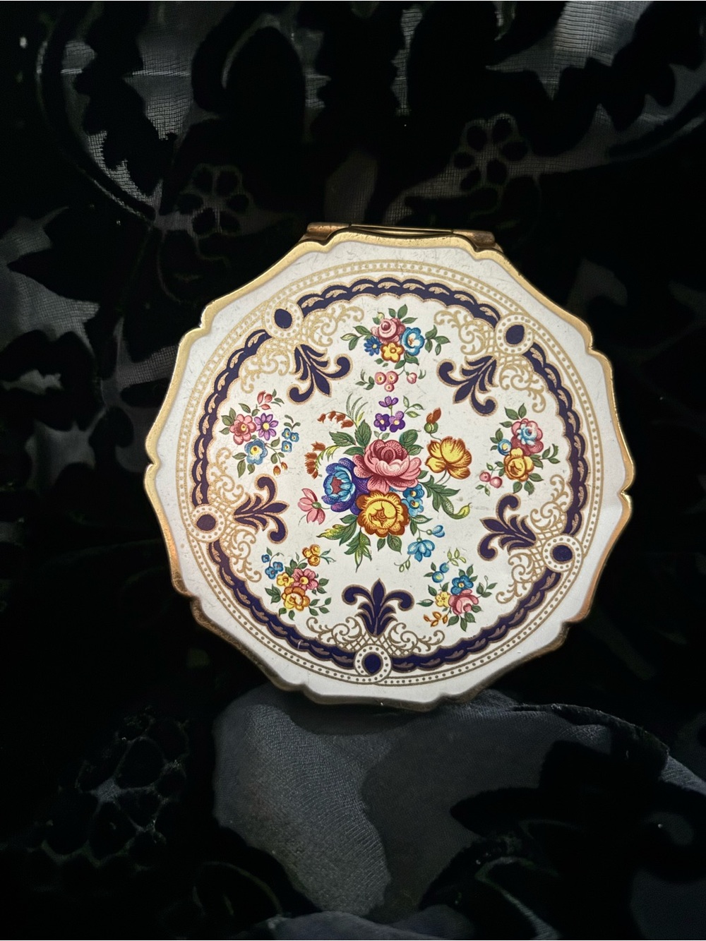 Stratton England Powder Compact with Enamel Floral Design - Picture 2 of 10